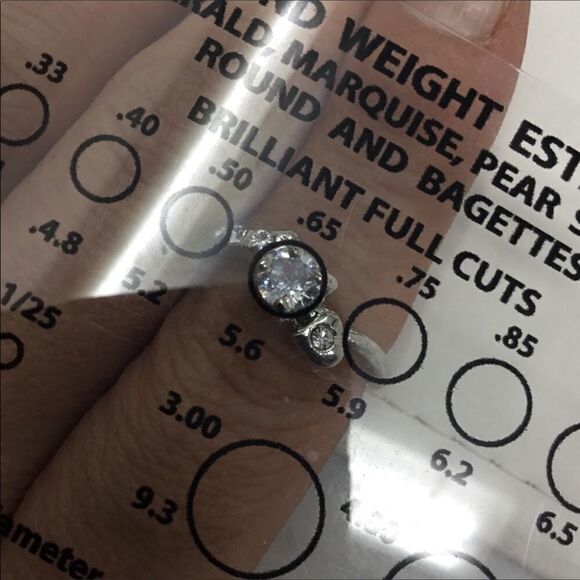 Round Cubic Ziconia with Heart Fashion Ring (H15) - Picture 4 of 5